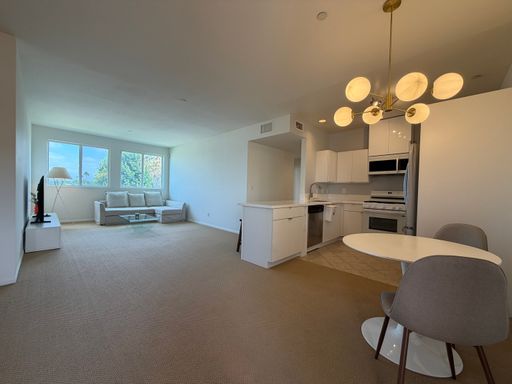 Spacious 2 Bedroom, 2 Bath Condo in Van Nuys! – photo 1