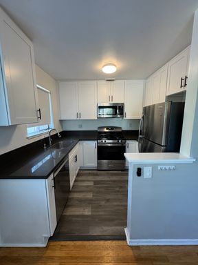 Charming 2 Bedroom Apartment in North Hollywood – Wall AC, Parking, Onsite Laundry! – photo 1