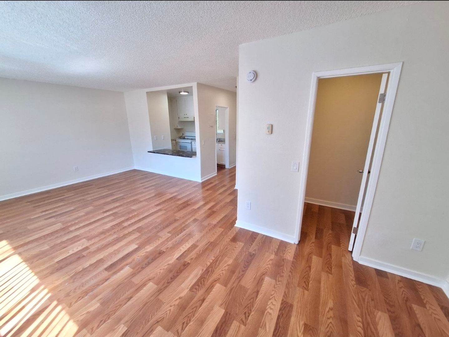 Winnetka Apartment: 6815 Kelvin Ave.