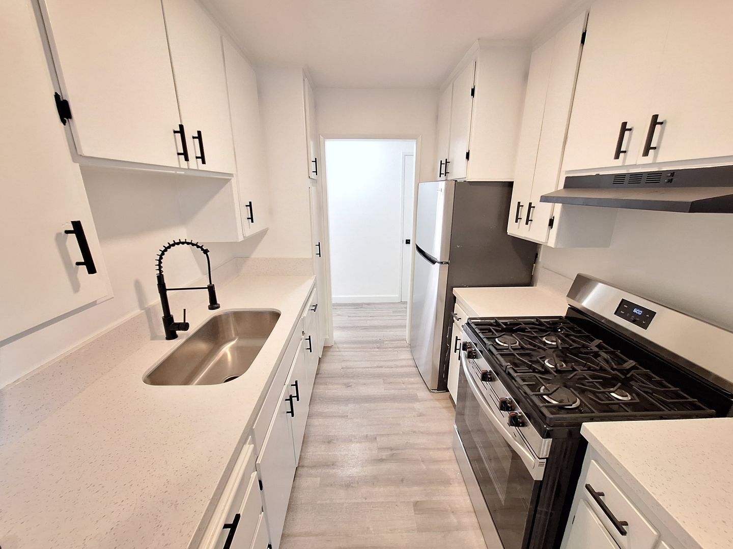 North Hollywood Apartment: 11744 Runnymede St