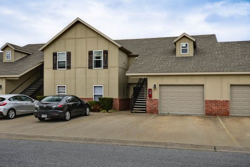 OPEN FLOOR PLAN WITH GARAGE - CLOSE TO I-49 - ALL APPLIANCES - WALKING DISTANCE TO SHOPPING – photo 1