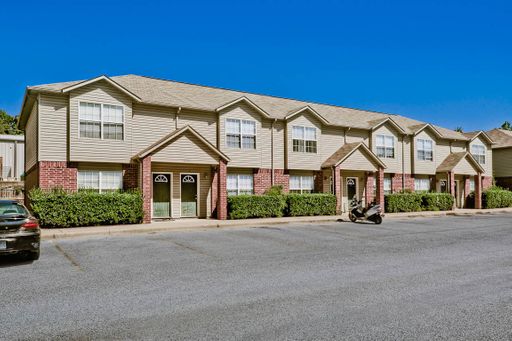 LARGE TOWNHOME STYLE APARTMENT - PRIVATE PATIO - CLOSE TO I-49 – photo 1