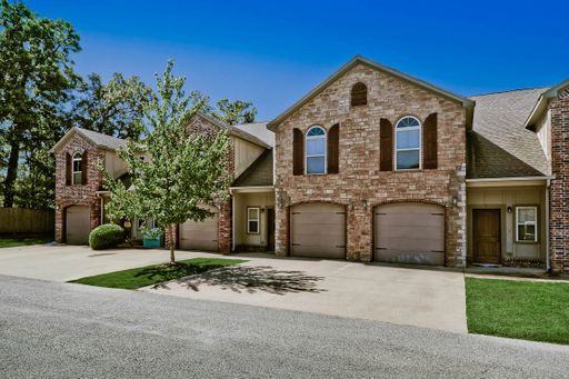 CURRENTLY LEASING LARGE OPEN FLOOR PLAN - PRIVATE PATIO - POOL AND GYM AVAILABLE – photo 1
