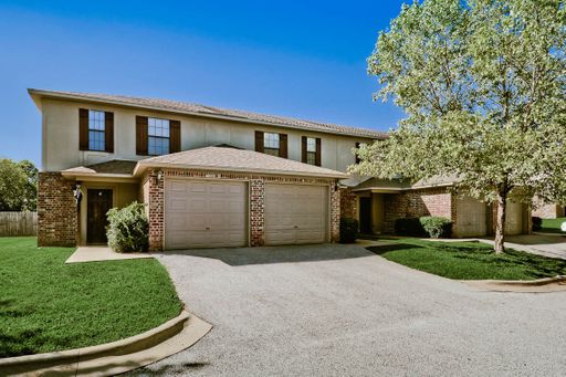 LARGE DUPLEX - GREAT LOCATION - CLOSE TO SCHOOLS – photo 1
