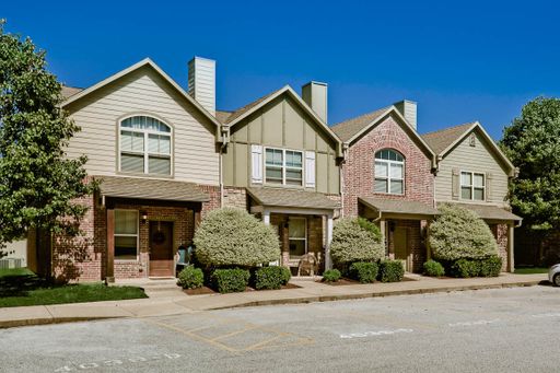 NOW RENTING - GREAT LOCATION - LARGE TOWNHOME STYLE APARTMENT - LOW DEPOSIT – photo 1