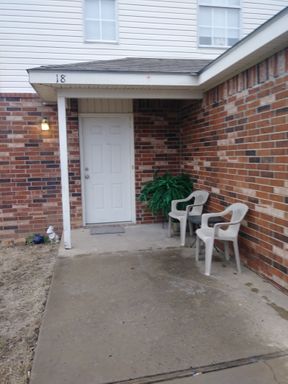 Large Townhome Style Apartment, All Appliances, 5 minutes from U of A