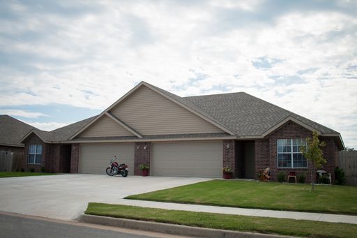 OPEN FLOOR PLAN - FENCED YARD - GREAT LOCATION - LOW DEPOSIT – photo 1
