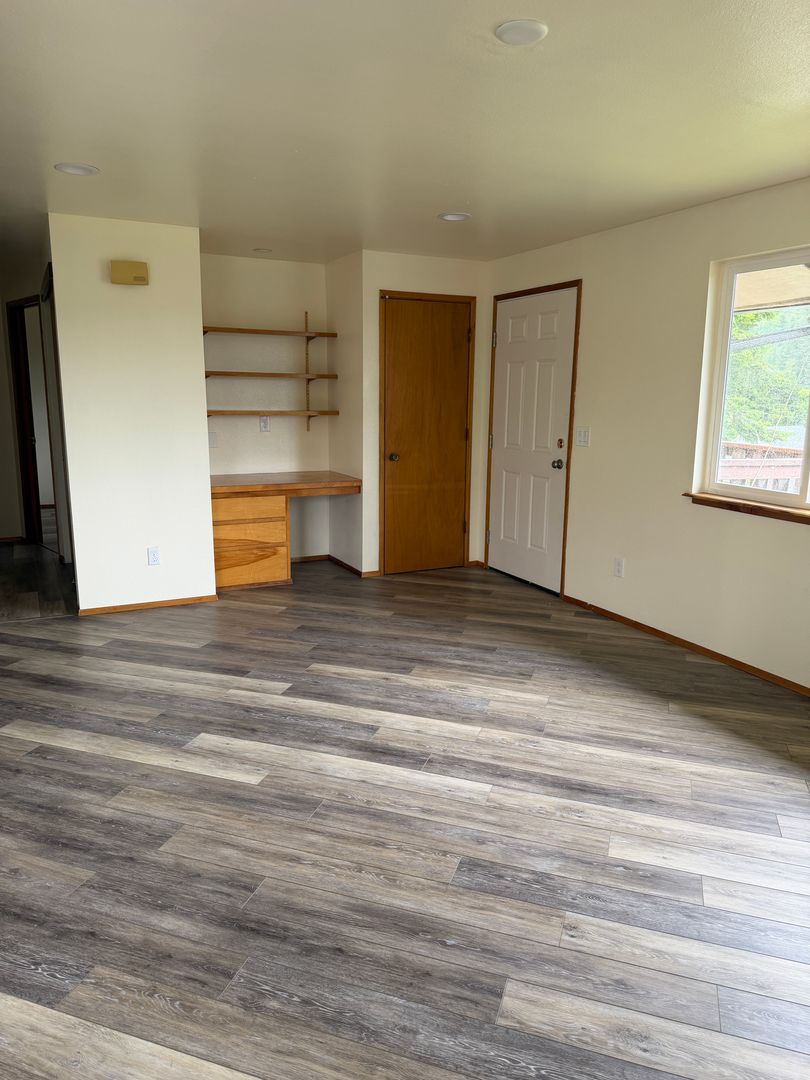 Coos Bay Apartment: 469 7th Ave #1 dn