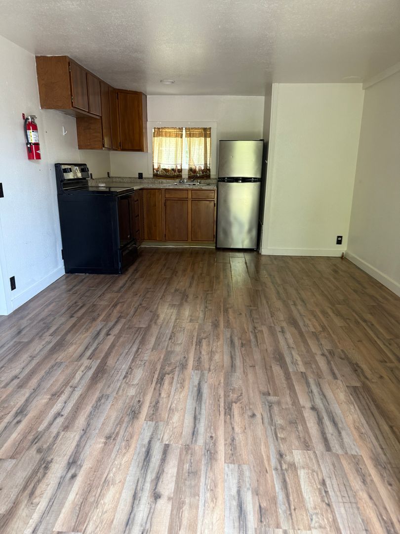 Coquille Apartment: 620 W Central 1-19