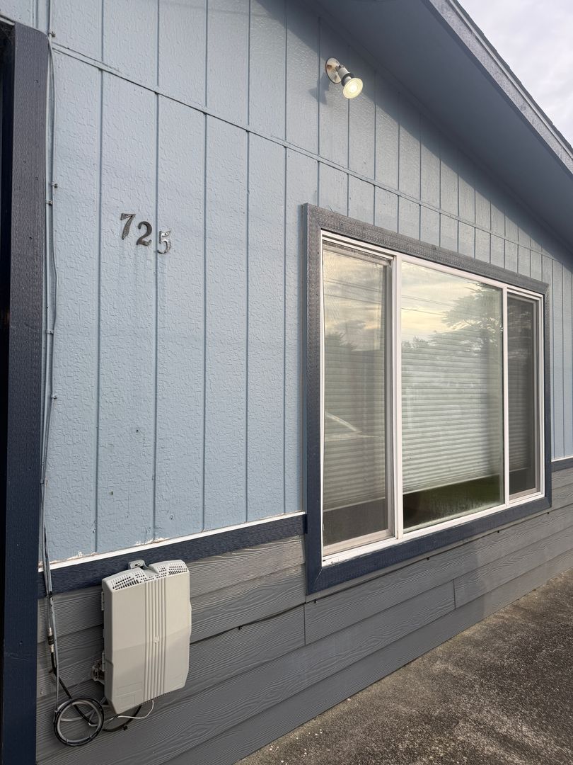 Bandon Apartment: 715 Bluff St