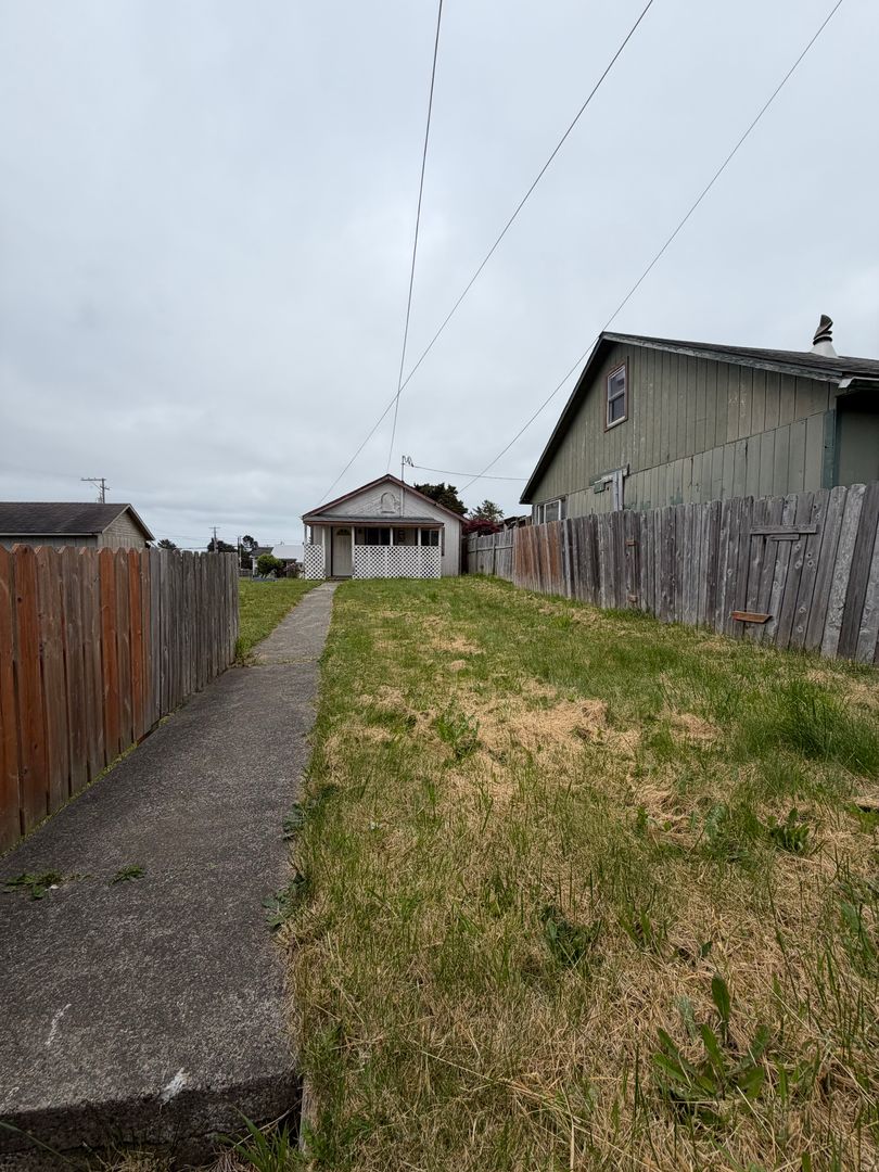 Coos Bay House: 228 N. Wasson