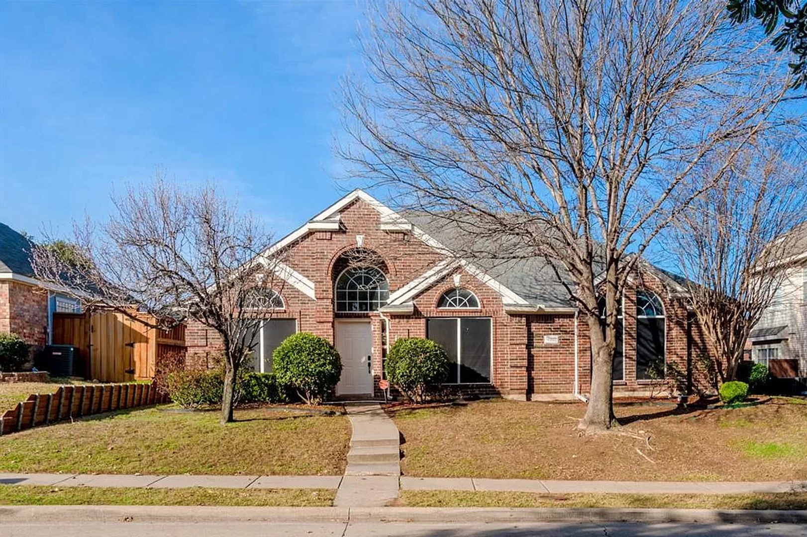 CARROLLTON House: 4217 OAK GROVE DR