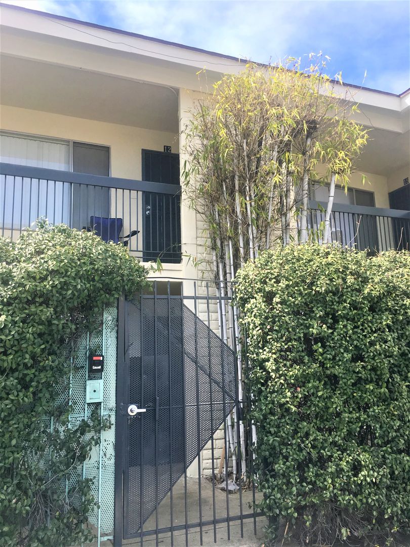 Long Beach Apartment: 301 Magnolia Avenue