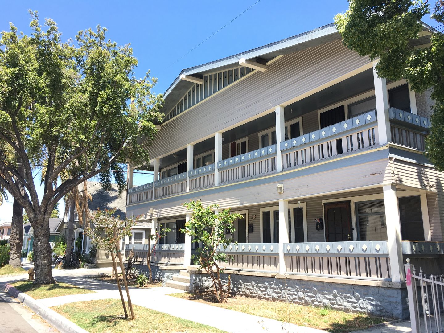 Long Beach Apartment: 803 Cedar Avenue