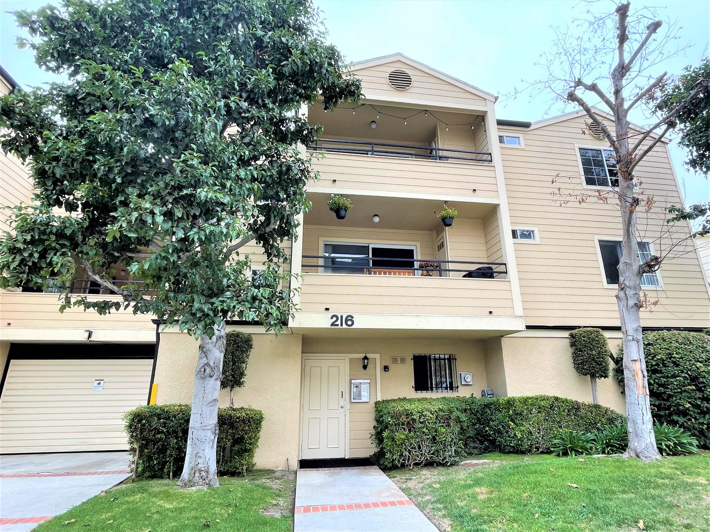Long Beach Apartment: 216 Grand Avenue