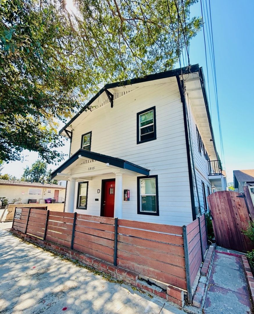 Long Beach Apartment: 1315 Park Avenue