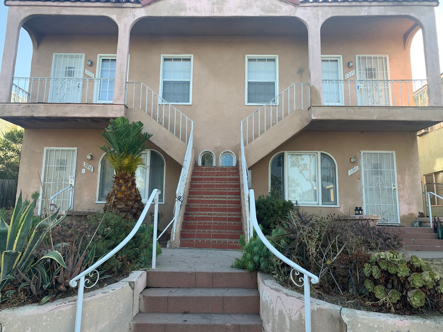 Long Beach Apartment: 2216 Locust Avenue