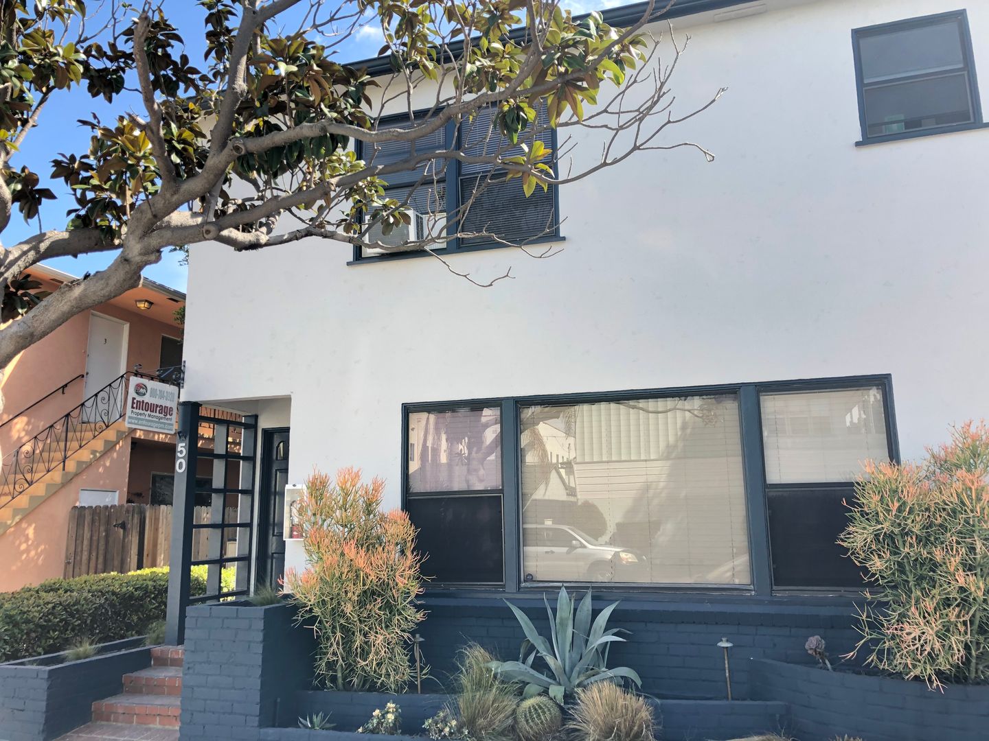 Long Beach Apartment: 50 Granada Avenue