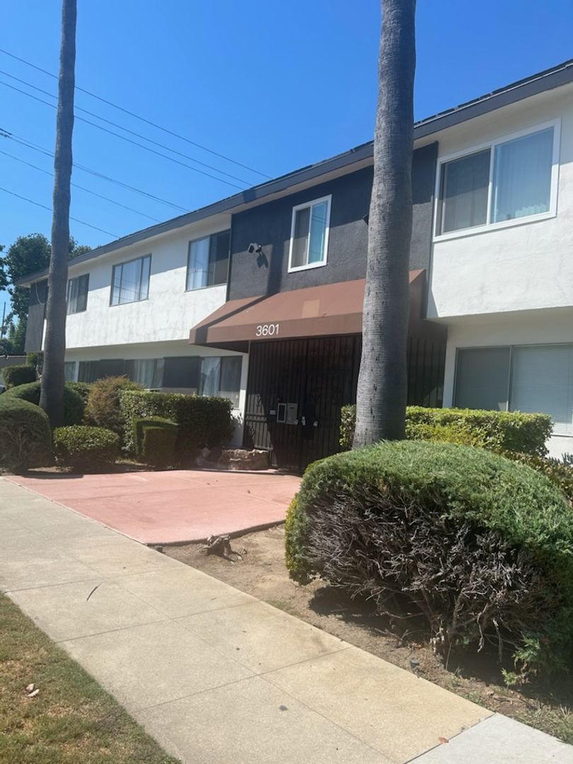 Long Beach Apartment: 3601 East Vermont Street