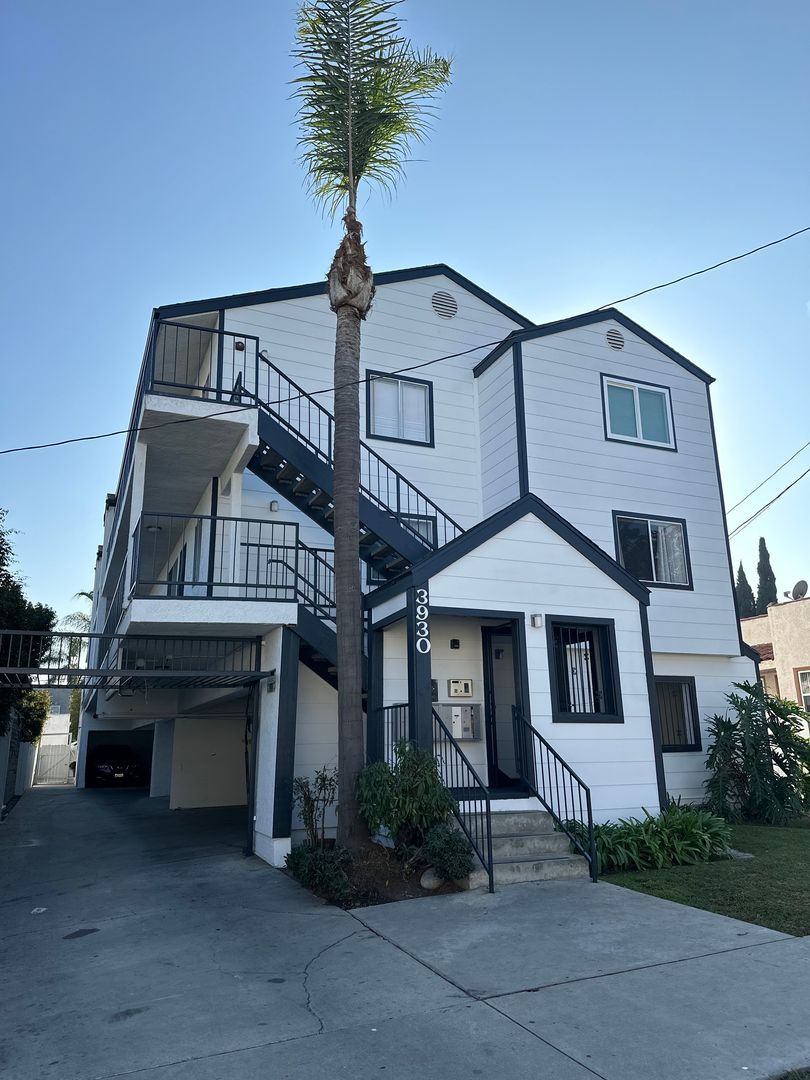 Long Beach Apartment: 3930 E. 11th Street