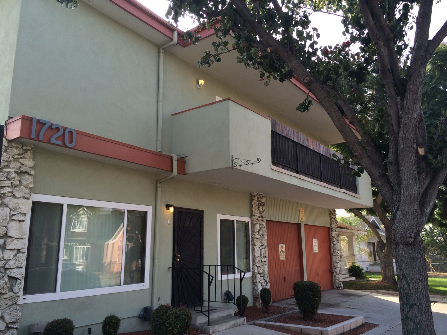 Long Beach Apartment: 1720 Obispo Apts