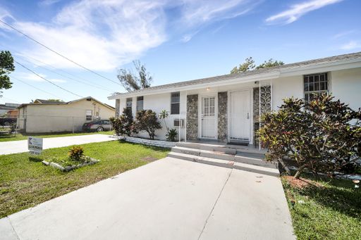 Spacious Renovated Two Bedroom and One Bath Duplex @ $ 2,200.00/monthly! – photo 1
