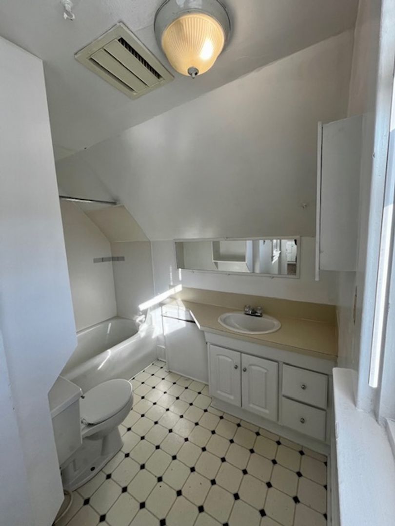 Tacoma Apartment: 523 N I St