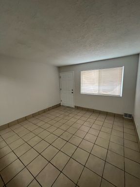 Upgraded Upstairs 1-Bed – Ready Now! – photo 1
