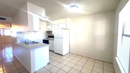 FIRST FULL MONTHS RENT FREE! Beautiful Updated 2 Bedroom Unit Ready for immediate Move in! – photo 1