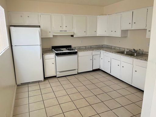 Renovated 2 bed/1Bath Upstairs Unit! *SECOND FULL MONTHS' RENT FREE! – photo 1
