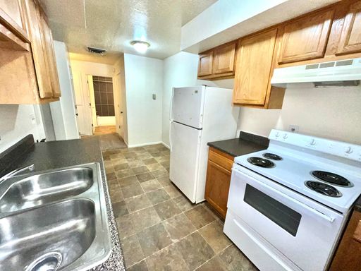 MOVE IN SPECIAL:SECOND FULL MONTHS RENT FREE! – photo 1