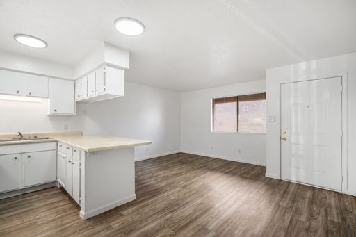 One Bedroom Unit with On site Laundry! – photo 1