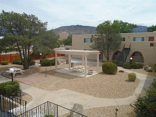 Beautiful 1bd/1bath Corner Unit Down Stairs!!! – photo 1