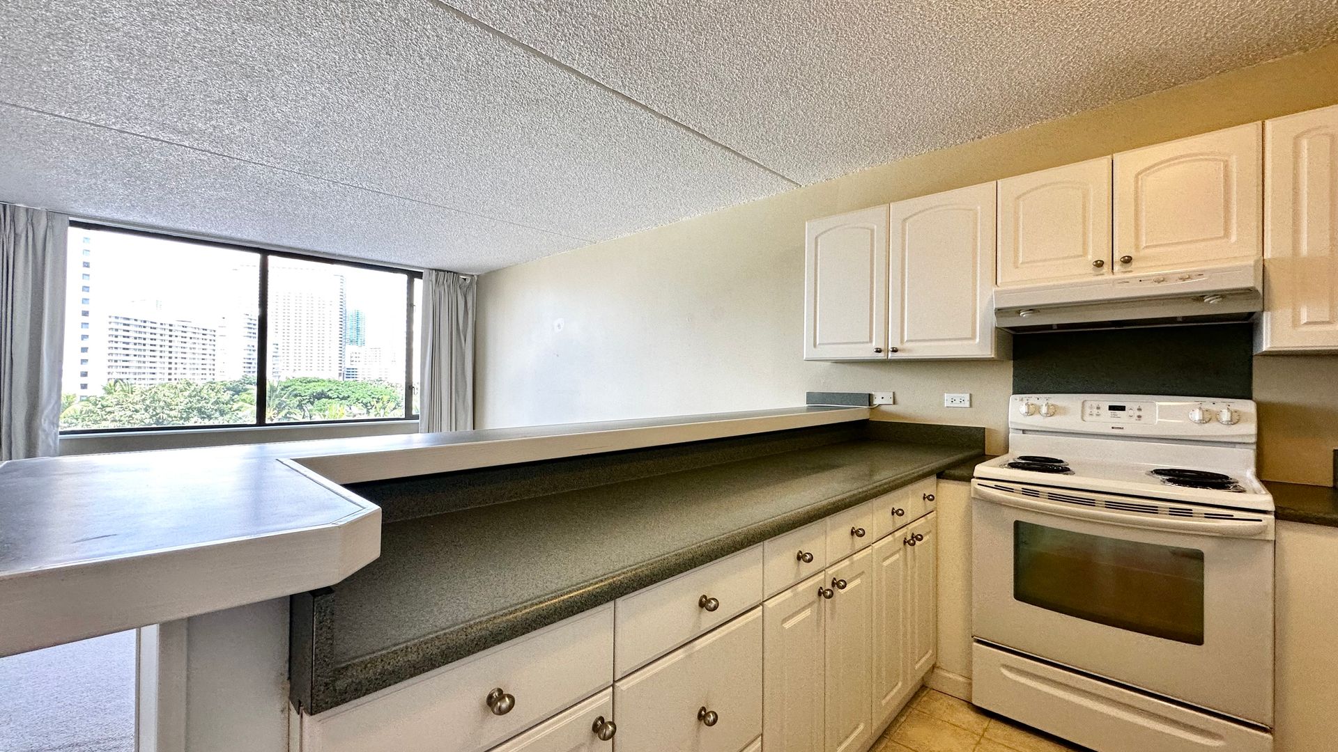 Honolulu Condo: 411 Hobron Lane, #612