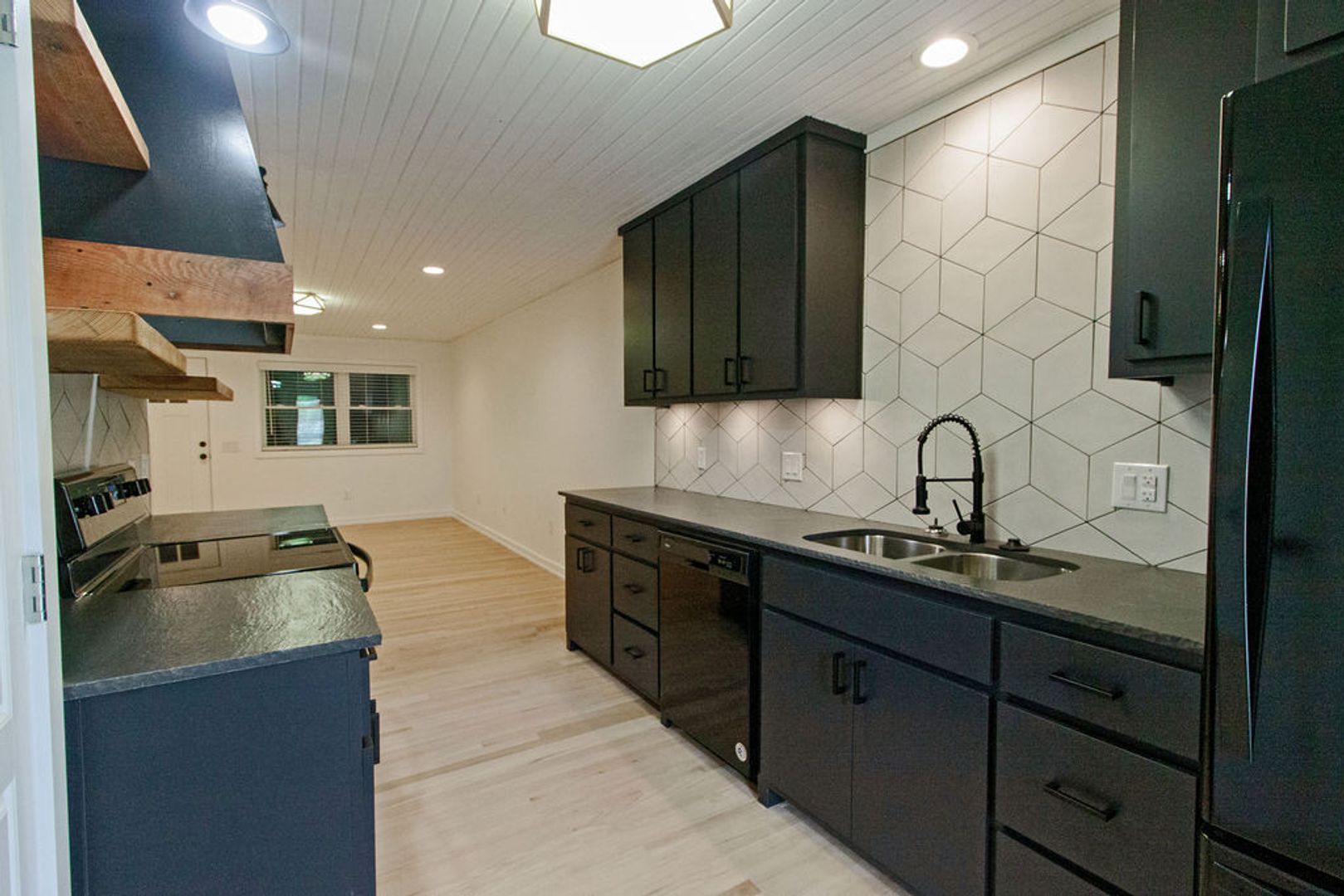 Pet-Friendly 2-Bedroom Apartment in Downtown Rogers – Move-In Special! 6 of 12