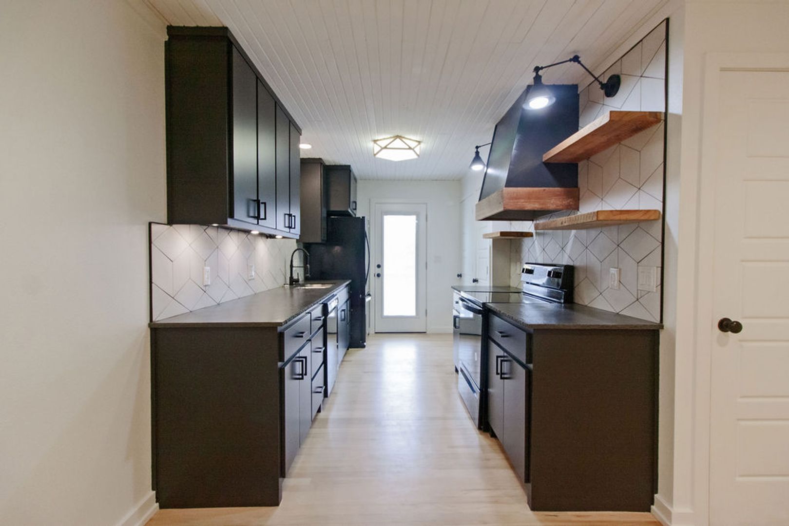 Pet-Friendly 2-Bedroom Apartment in Downtown Rogers – Move-In Special! 7 of 12