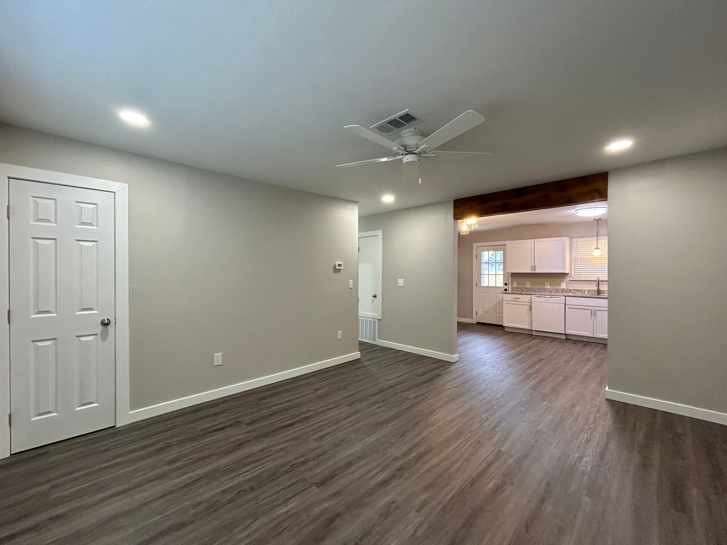 2 Bed Apartment for Rent Minutes from Downtown Rogers - Move-In Special! 6 of 12