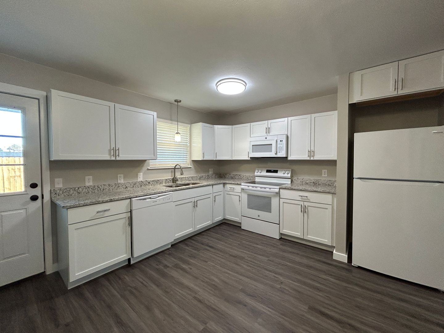 2 Bed Apartment for Rent Minutes from Downtown Rogers - Move-In Special! 7 of 12