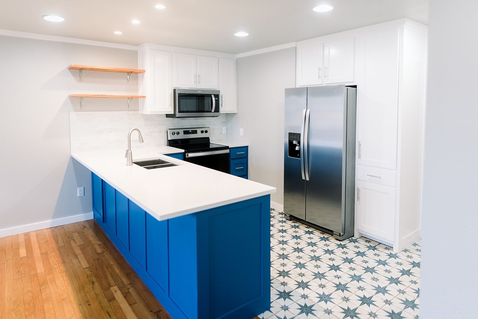 Pet-Friendly 1-Bedroom Apartment in Downtown Rogers – Move-In Special! 3 of 12