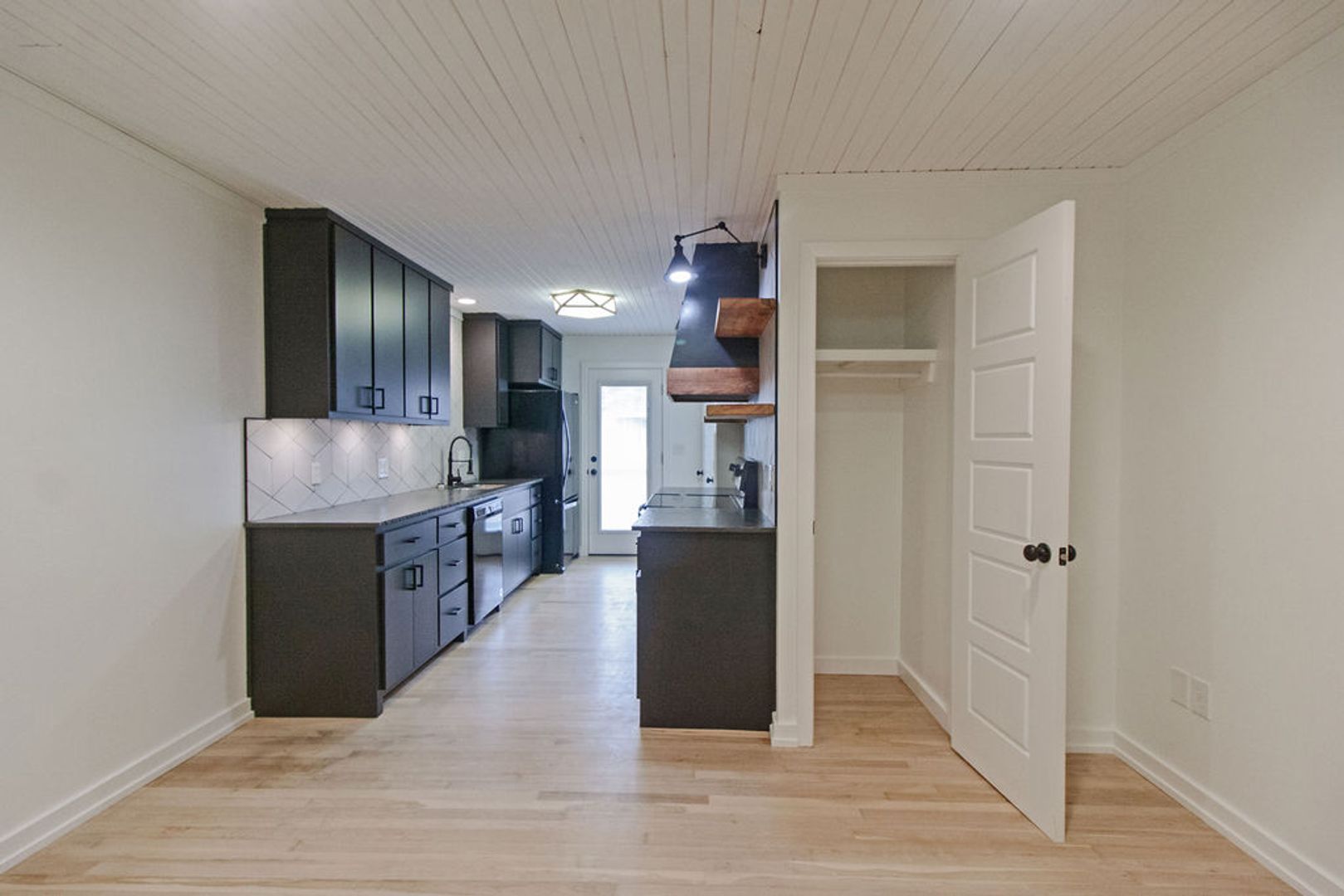 Pet-Friendly 2-Bedroom Apartment in Downtown Rogers – Move-In Special! 8 of 12