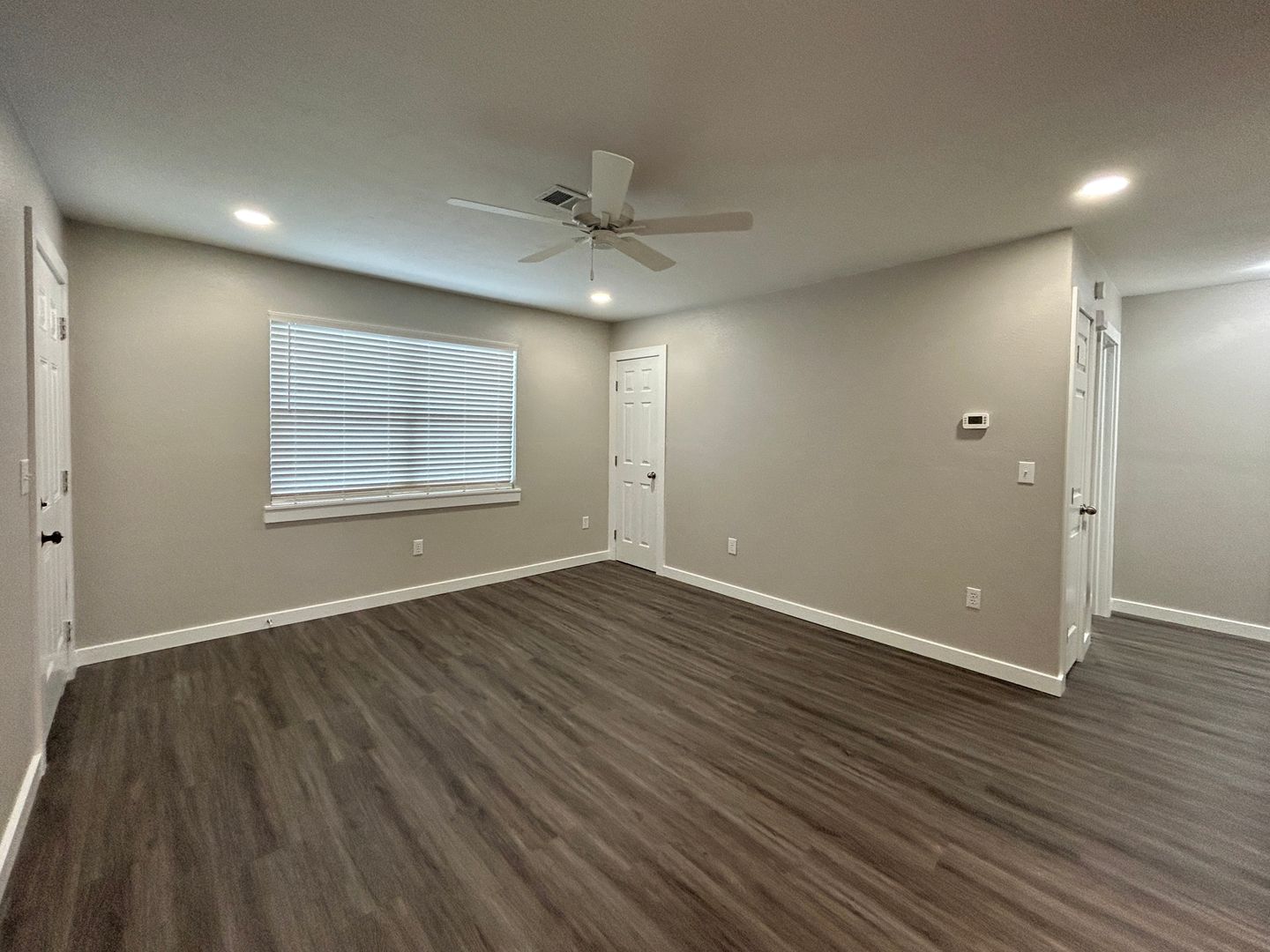 2 Bed Apartment for Rent Minutes from Downtown Rogers - Move-In Special! 4 of 12