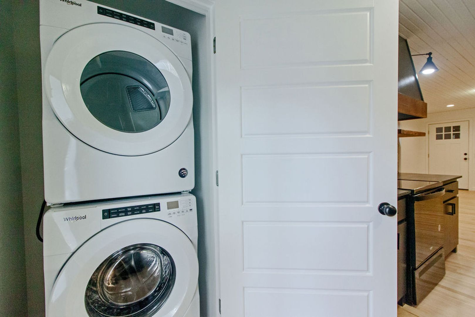 Pet-Friendly 2-Bedroom Apartment in Downtown Rogers – Move-In Special! 5 of 12