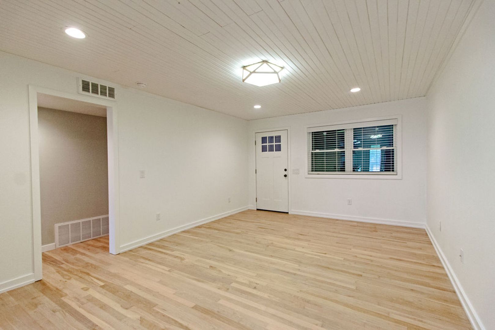 Pet-Friendly 2-Bedroom Apartment in Downtown Rogers – Move-In Special! 9 of 12