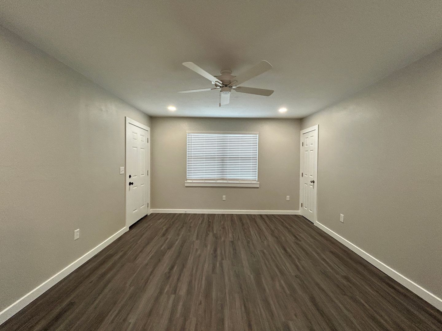 2 Bed Apartment for Rent Minutes from Downtown Rogers - Move-In Special! 5 of 12