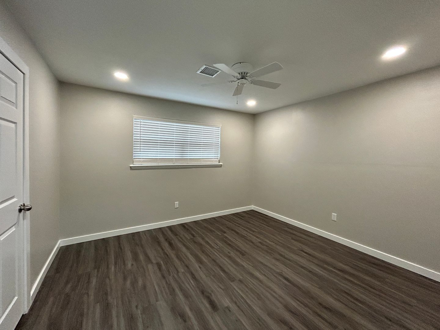 2 Bed Apartment for Rent Minutes from Downtown Rogers - Move-In Special! 9 of 12
