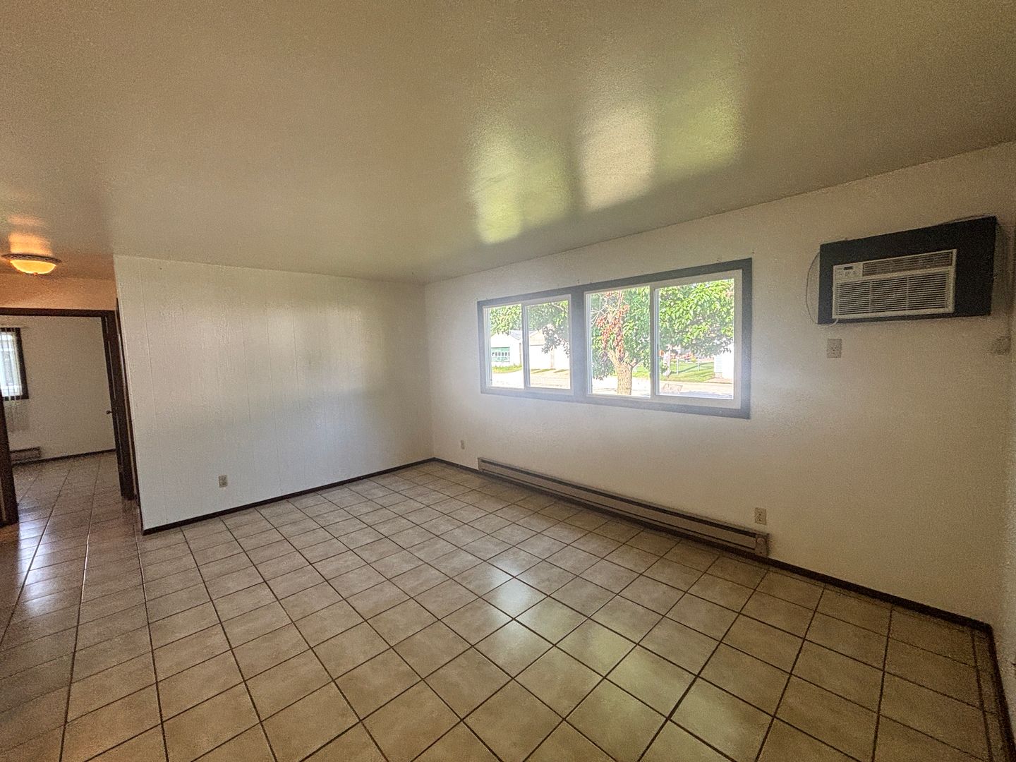 La Crosse Apartment: 1728 La Crescent St