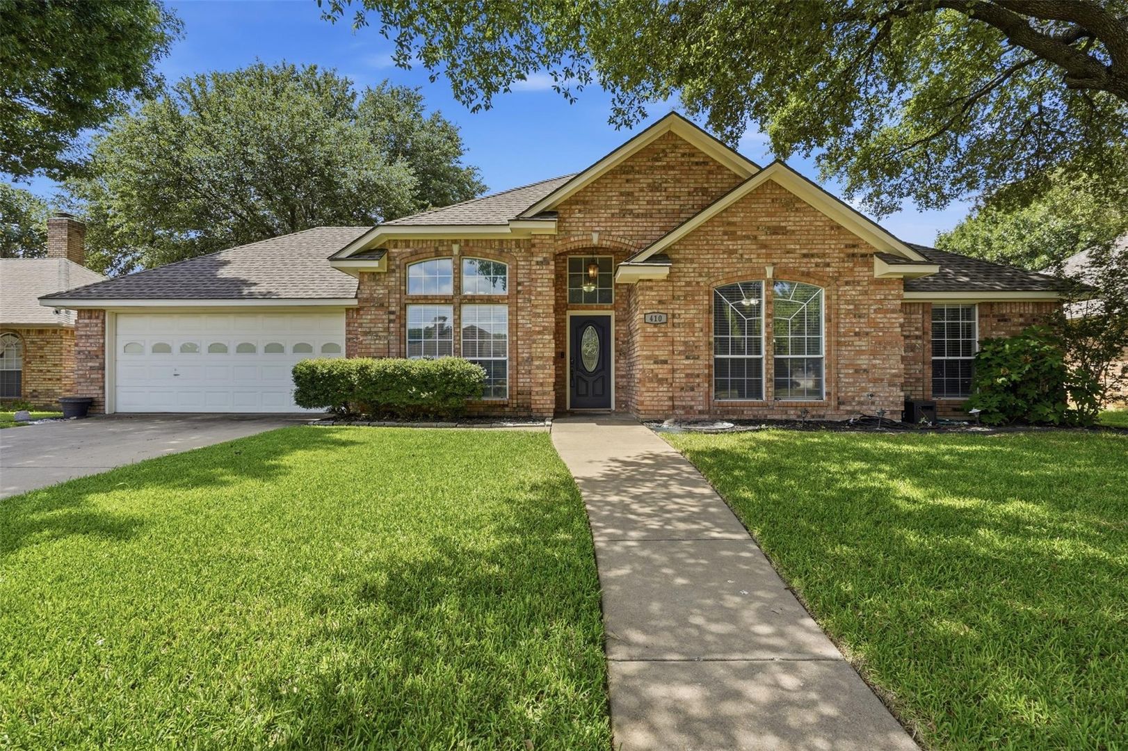 MIdlothian House: 410 Roundabout Drive