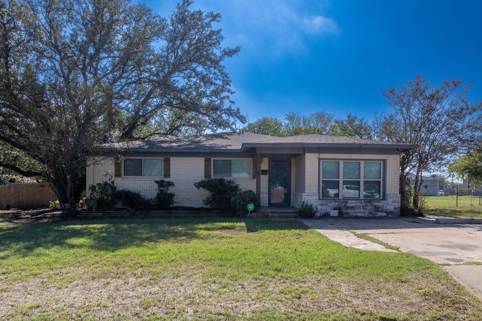 Granbury House: 611 Crestview Drive