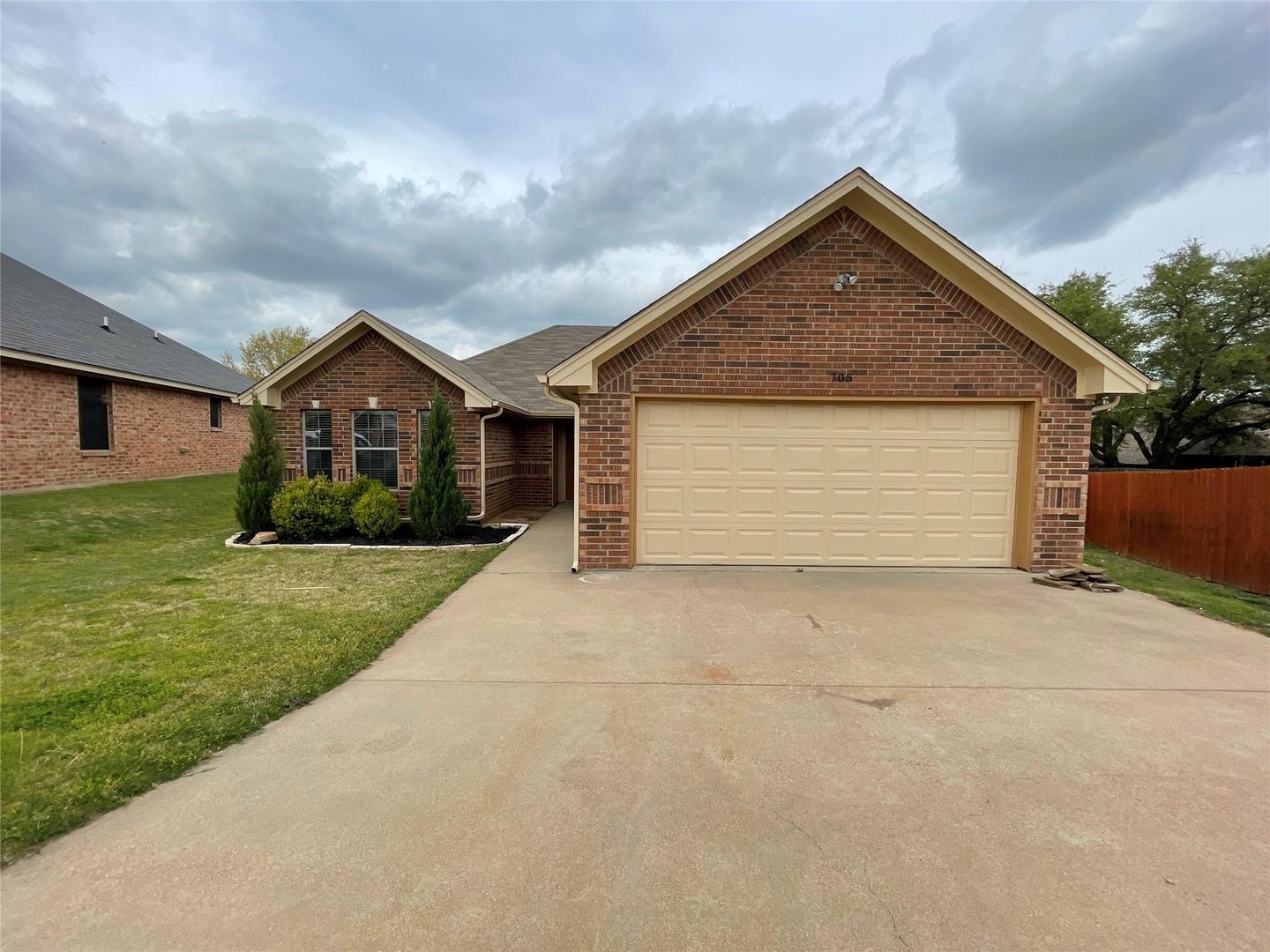 Granbury House: 705 Rambling Ct
