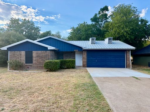 Updated Home in Downtown Granbury – photo 1